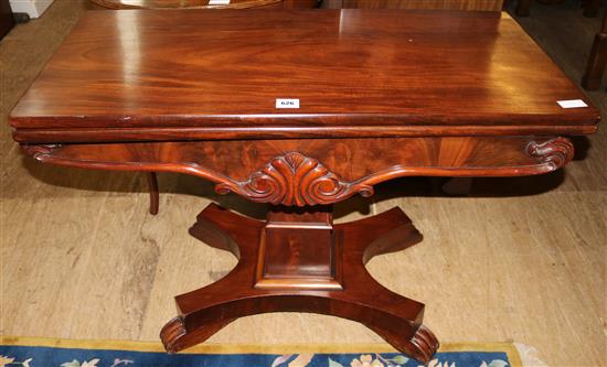 Mahogany 19th Century tea table(-)